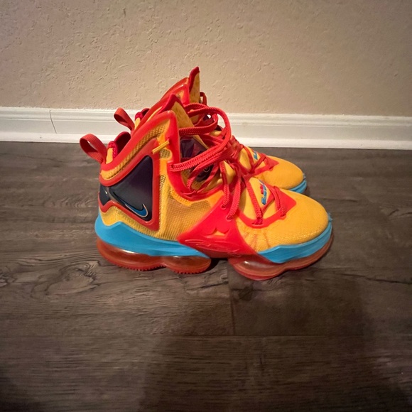 Nike Lebron 19 Tune Squad - Picture 2 of 4